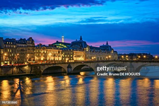 Les quais de Seine avec le Musée d'Orsay, la Tour Eiffel et le Pont Royal à la tombée de la nuit, 25 janvier 2016, Paris, France.