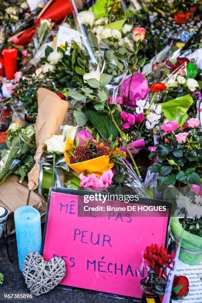 Les parisiens se recueillant après l'attentat du restaurant La Belle Equipe à l'angle Rue de Charonne et Rue Faidherbe le 15 novembre 2015 à Paris,...