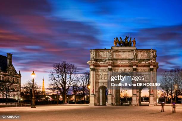 Arc de Triomphe du Carrousel du Louvre et la Tour Eiffel à la tombée de la nuit, Paris, France.