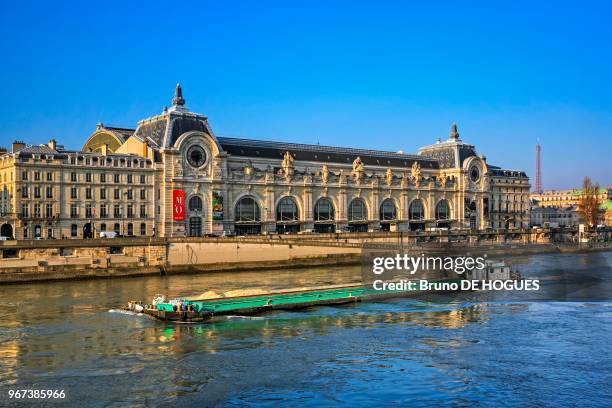 Une péniche sur la Seine, la Tour Eiffel, 17 mars 2016, Paris, France.