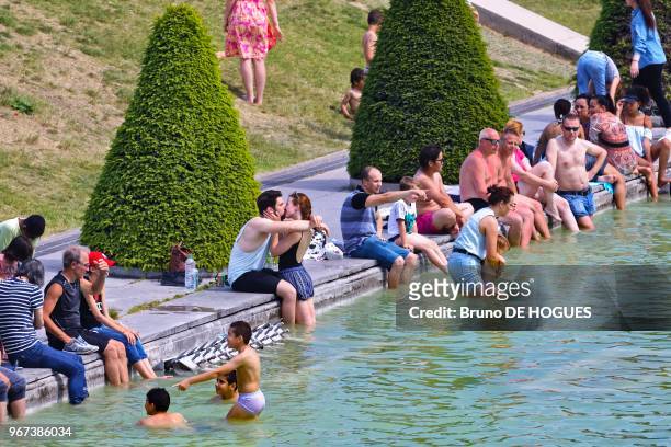 Un couple s'embrassant dans le bassin de la fontaine de Varsovie dans le Jardin du Tracadéro, 28 mai 2017, Paris, France. Record de température à...