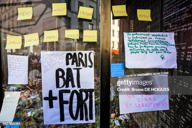 Inscriptions après l'attentat du restaurant La Belle Equipe à l'angle Rue de Charonne et Rue Faidherbe le 15 novembre 2015 à Paris, France.