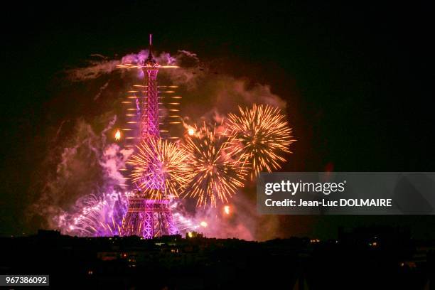 Feu d'artifice du Trocadéro le 14 juillet 2016, Tour Eiffel, Paris, France.
