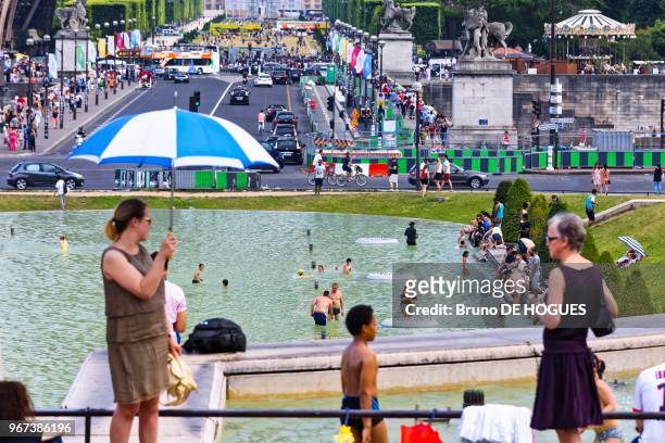 Des gens se baignant dans le bassin de la fontaine de Varsovie dans le Jardin du Tracadéro, 28 mai 2017, Paris, France. Record de température à 32°6c.