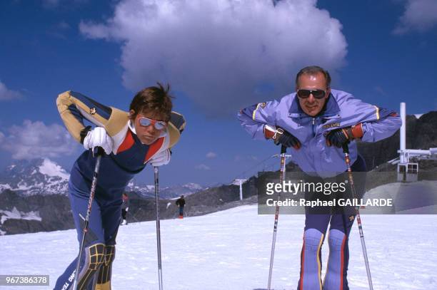 Louis et Alphonse de Bourbon, duc d'Anjou à la station de ski de Val d'Isère, le 28 juillet 1986, France.