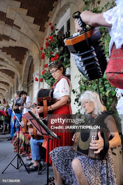 Fete de la musique Place des Vosges, groupe de musique traditionnelle francaise, 21 juin 2015, Paris, France.