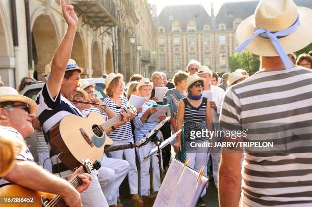 Fete de la musique Place des Vosges, chorale Les Saints Vauriens, 21 juin 2015, Paris, France.