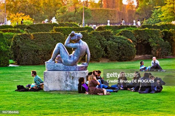 Groupe de jeunes assis autour d'une statue de Maillol au Jardin des Tuileries à Paris en 2008.