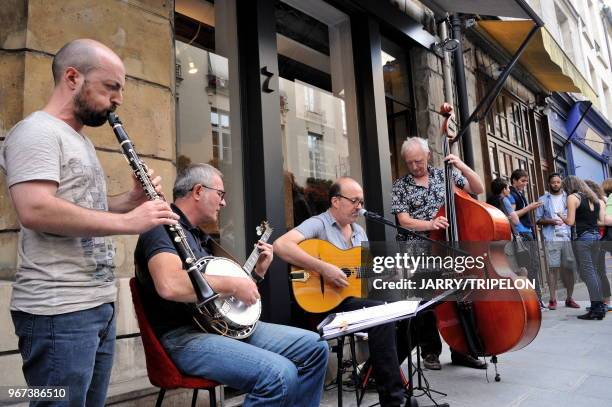 Fete de la musique, groupe de jazz dans la rue de Birague, 21 juin 2015, Paris, France.