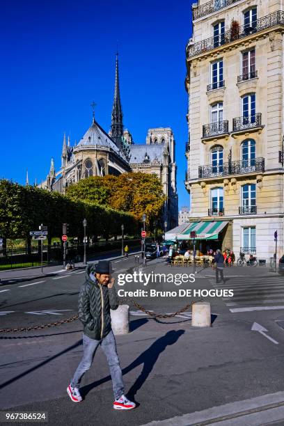 Jamel Debbouze au téléphone marchant dans l'Île de la Cité à Paris le 29 septembre 2015, France.