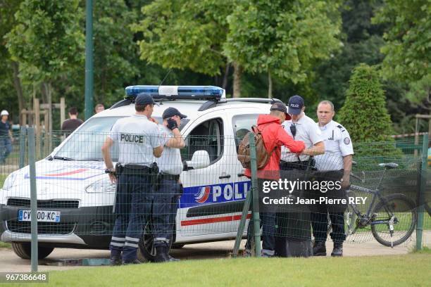 Des militaires sÈcurisent les accÈs ? la Tour Eiffel. Interpellation et contrÙle, par des policiers, d'un homme prÈsumÈ coupable d'un vol.