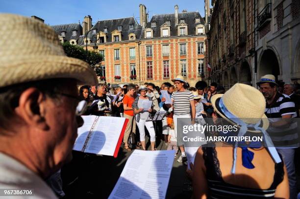 Fete de la musique Place des Vosges, chorale Les Saints Vauriens, 21 juin 2015, Paris, France.