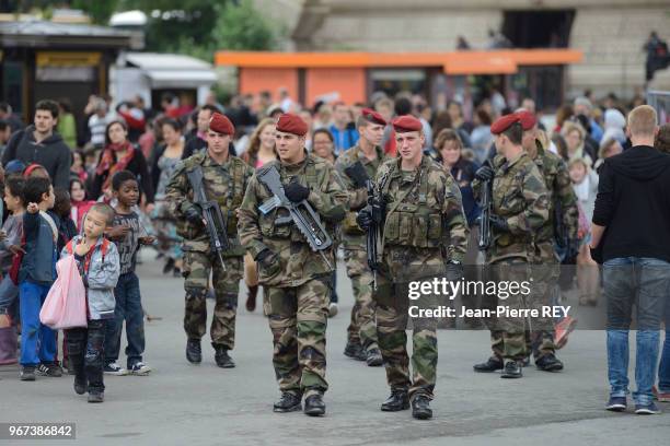 Des militaires sÈcurisent les accÈs ? la Tour Eiffel.