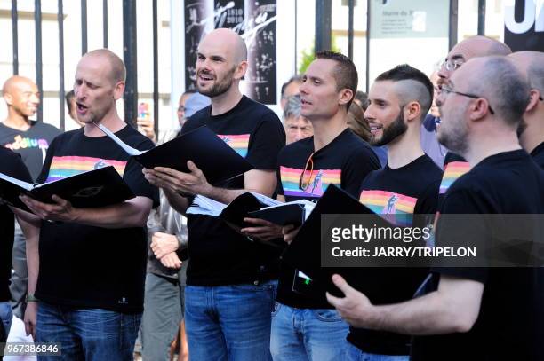 Fete de la musique, chorale d'homosexuels Komos Coro Gay di Bologna, 21 juin 2015, Paris, France.