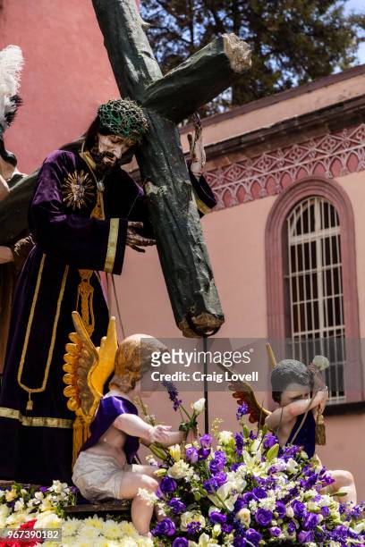a statue of of a jesus carrying a cross down the steps of the san rafael chapel during the good friday procession called santo encuentro - san miguel de allende, mexico - chapel down stock pictures, royalty-free photos & images