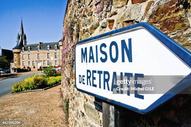 Panneau maison de retraite, Sarthe, France.