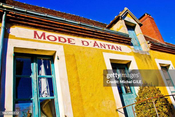 Façade d'une vieille maison 'Mode d'Antan' dans le village La Perriere le 17 mars 2015 dans le Perche, Orne, Normandie, France.