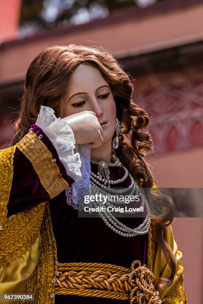 a statue of a mary magdalene is carried down the steps of the san rafael chapel during the good friday procession called santo encuentro - san miguel de allende, mexico - encuentro stockfoto's en -beelden