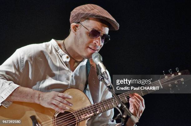 Le guitariste américain Raul Midon en concert au 'Pole Culturel' le 21 mai 2016, Alfortville, France.