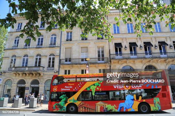 Autobus attentant les touristes pour visiter la ville le 15 mai 2016, Bordeaux, France.