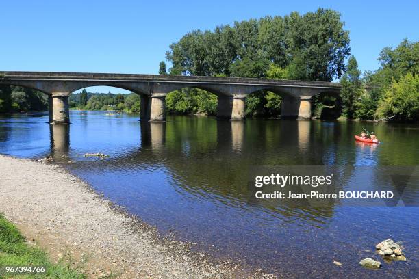 Sécheresse et basses eaux de la Dordogne en Périgord Noir, 20 aout 2017, entre Cénac et La Roque Gageac, France.