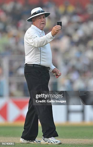 Umpire Steve Davis of Australia checks light conditions with the lightmeter during the day three of the Second Test match between India and South...