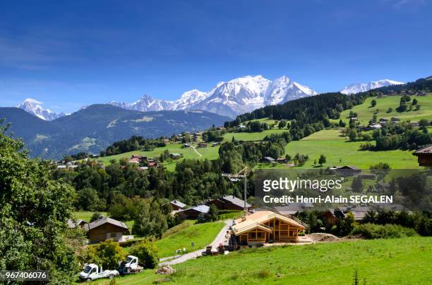 Village de Combloux, en arrière plan le massif du Mont Blanc, , Haute-Savoie, France.