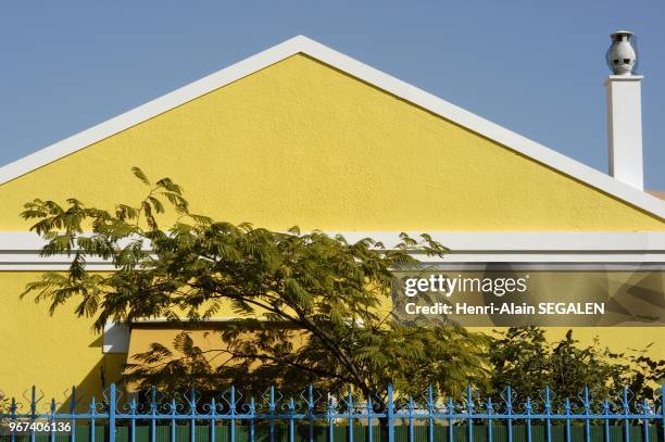 MAISON INDIVIDUELLE COUVERTE D'UN ENDUIT JAUNE DANS UN QUARTIER PAVILLONNAIRE A BOULOGNE BILLANCOURT.