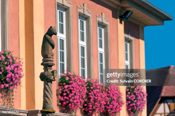 France, Alsace, Bas-Rhin, Route des vins, Dambach la ville, statue de l'ours place de la mairie.