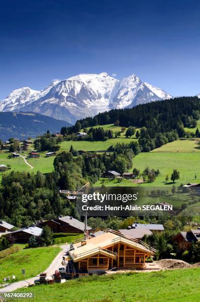 Village de Combloux, en arrière plan le massif du Mont Blanc, , Haute-Savoie, France.