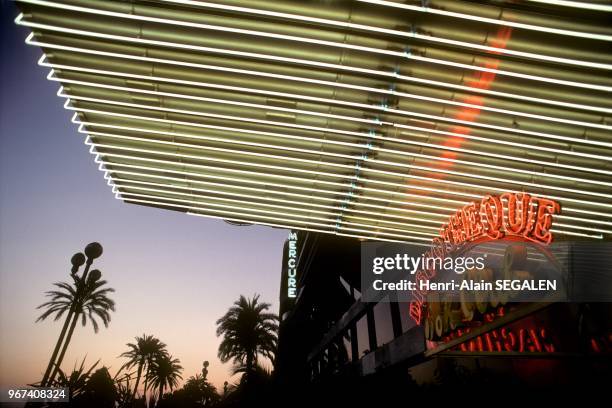 Entrée d'une discothèque, la nuit sur la Promenade des Anglais à Nice, 31 janvier 1991, France.