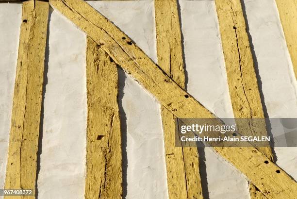 DETAIL DE FACADE D'UNE MAISON A COLOMBAGE RENOVEE.