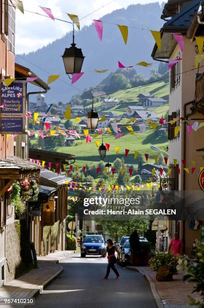 Rue principale du village de Flumet, Savoie, France.