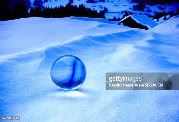 Agathe de verre bleue dans un champ de neige aux Gets en Haute-Savoie, France.