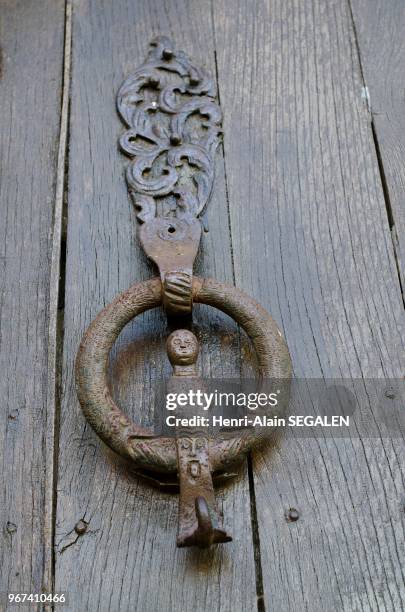 Heurtoir moyenageux de la porte principale du chateau de Castelnou dans le Roussillon.