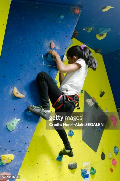 Competition sportive d'escalade;championnat departemental scolaire au gymnase Leo Lagrange a Clamart.