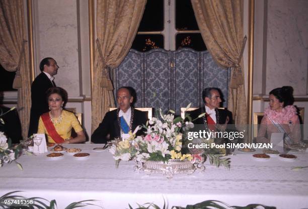 Farah Diba Pahlavi, Valéry Giscard d'Estaing, Mohammad Reza Pahlavi et Anne-Aymone Giscard d'Estaing lors d'une réception au palais de Versailles en...