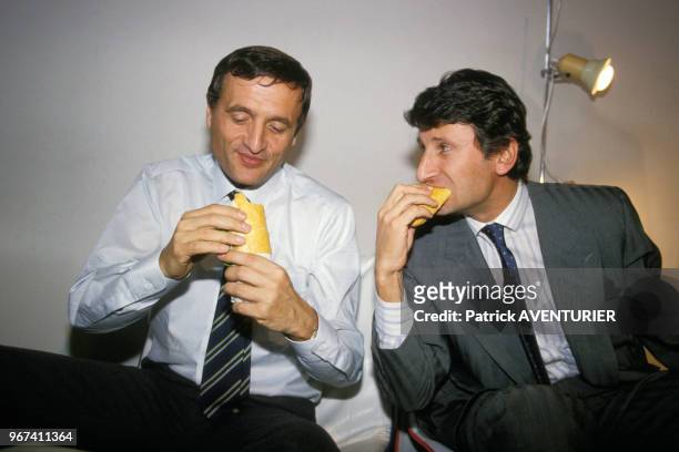 Pause sandwich pour François Léotard et Philippe de Villiers le 28 mars 1987 à Paris, France.