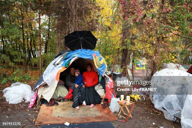 Femmes avec un enfant dans un campement de Roms, le 12 novembre 2010 à Saint- Denis, France.