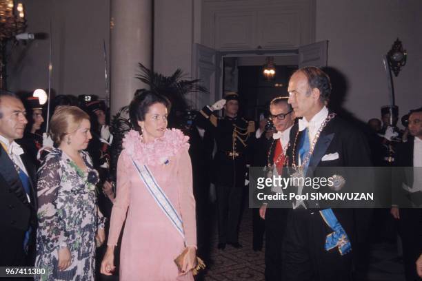 Anne-Aymone Giscard d'Estaing et Valéry Giscard d'Estaing lors d'une réception au palais de Versailles en l'honneur de l'impératrice d'Iran Farah...