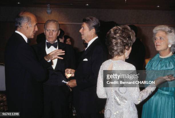Valery Giscard d'Estaing, Gerald Ford, Ronald Reagan, Nancy Reagan et Barbara Pierce Bush lors de l'inauguration de la bibliothèque Gerald Ford à...