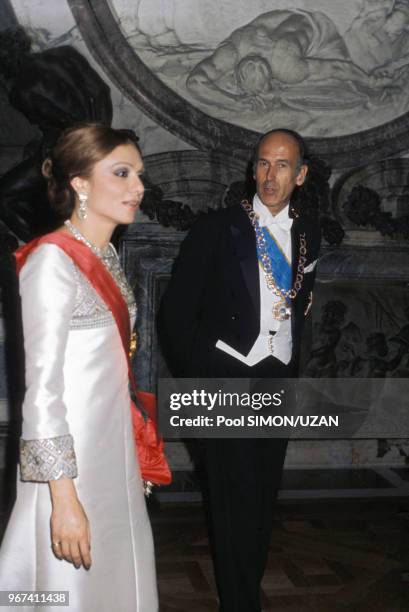 Valéry Giscard d'Estaing et Farah Diba Pahlavi lors d'une réception au palais de Versailles en l'honneur de l'impératrice d'Iran, dans les Yvelines,...