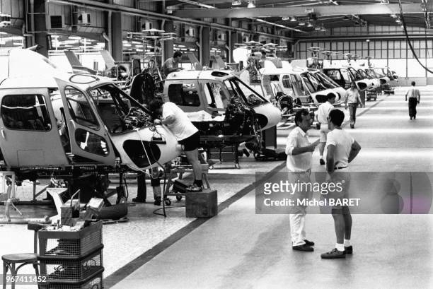 Chaîne de montage du Super-Puma dans l'usine ?Eurocopter? à Marignane, le 17 juin 1992, dans les Bouches-du-Rhône, France.