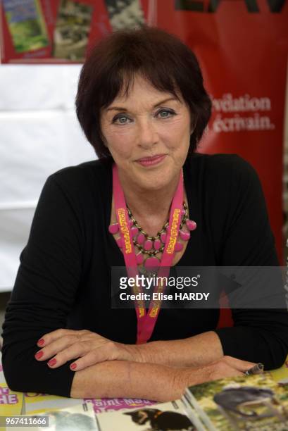 Portrait d'Anny Duperey, actrice et écrivaine française lors du Salon International du Livre de poche le 19 juin 2016 à Saint-Maur-des-Fossés, France.