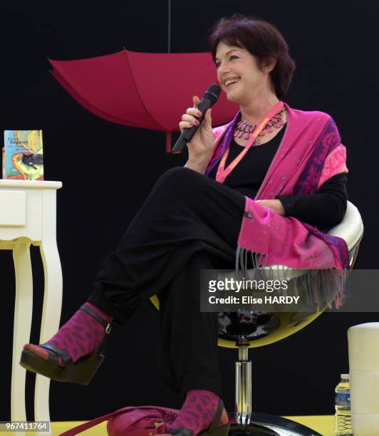 Portrait d'Anny Duperey, actrice et écrivaine française lors du Salon International du Livre de poche le 19 juin 2016 à Saint-Maur-des-Fossés, France.