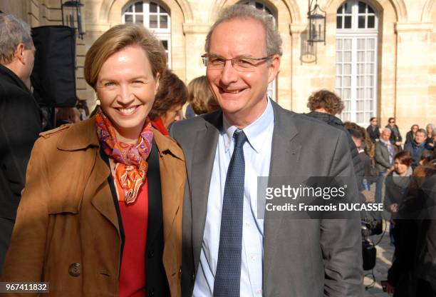 Les adjoints au maire de Bordeaux Virginie Calmels et Nicolas Bruge?re lors de la première journée de deuil national le 16 novembre 2015, mairie de...