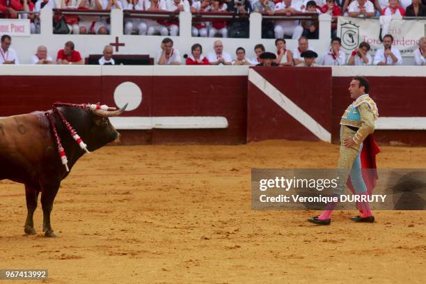 Corrida aux fetes de Dax, France : le torero Enrique Ponce a la fanena de muleta.