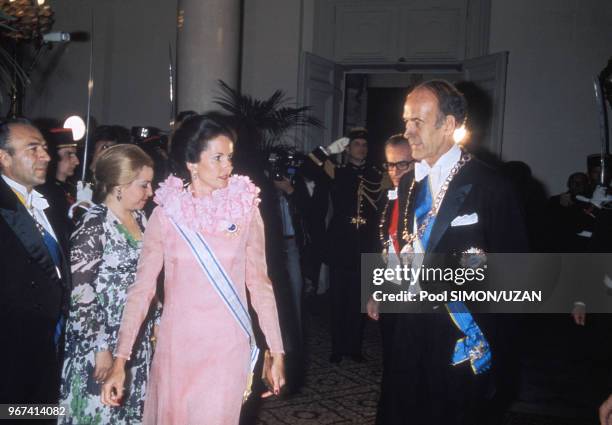 Anne-Aymone Giscard d'Estaing et Valéry Giscard d'Estaing lors d'une réception au palais de Versailles en l'honneur de l'impératrice d'Iran Farah...