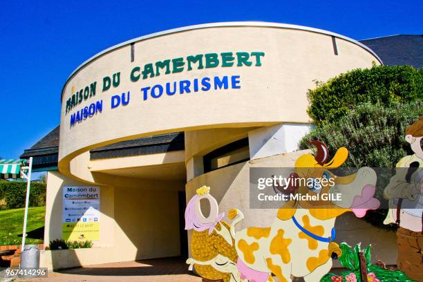 Maison du tourisme et maison du Camembert du village de Camembert, Orne, Normandie, France.