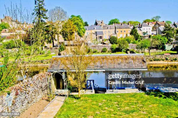 Abri de pecheur au bord de la riviere la Sarthe, maison, Fresnay-sur-Sarthe, France.